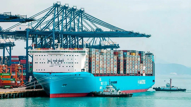 全球首艘大型甲醇动力集装箱船首航盐田港区